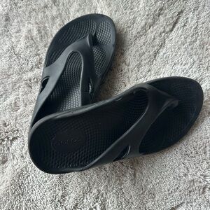 Oofos  Black Recovery Flip Flops